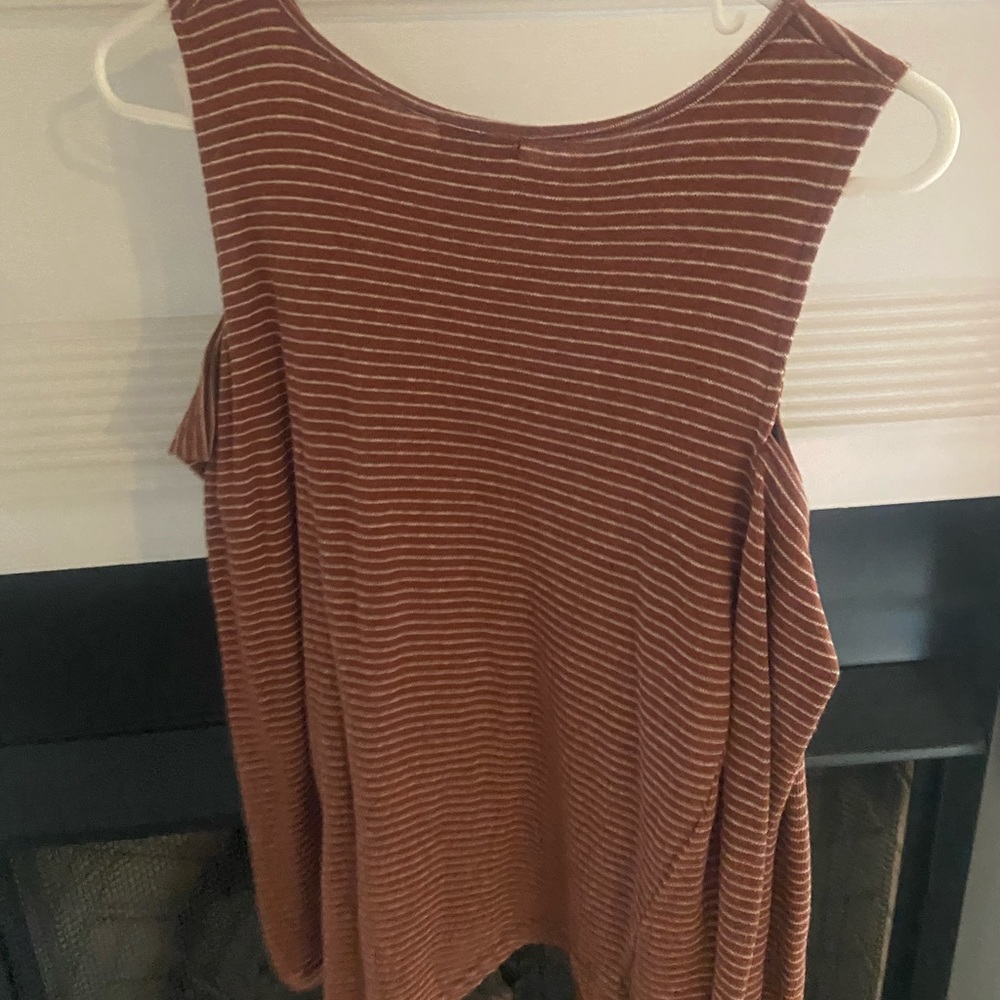 Long sleeve cut out shoulder soft tee